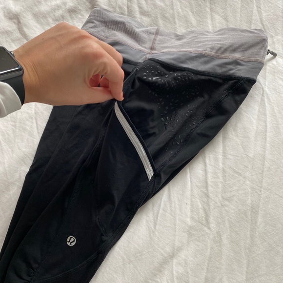 3/4 black Lululemon running leggings - Picture 4 of 5